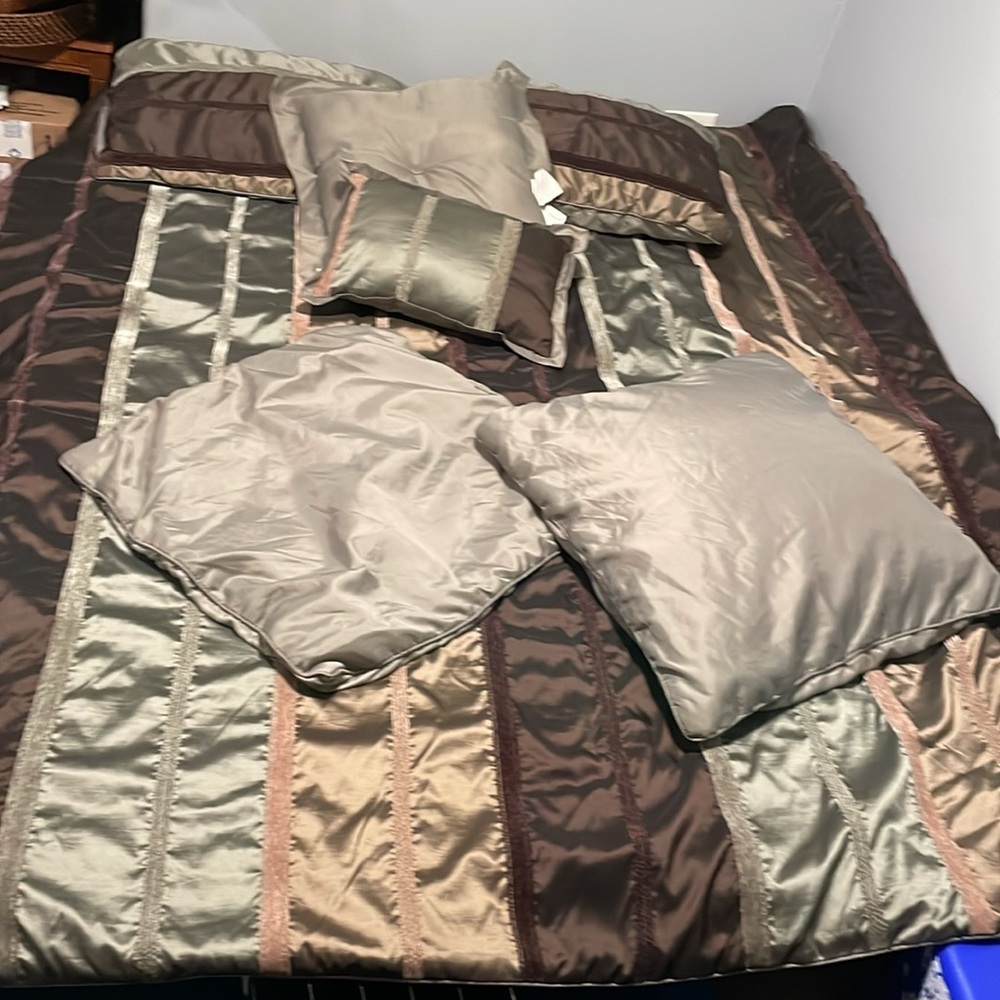 Queen Comforter set with green platform bed skirt